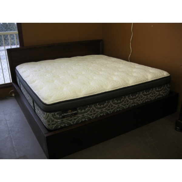 KING SIZE BED COMPLETE W/HEADBOARD & BOX SPRING/MATTRESS