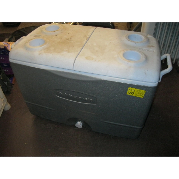 RUBBERMAID COOLER
