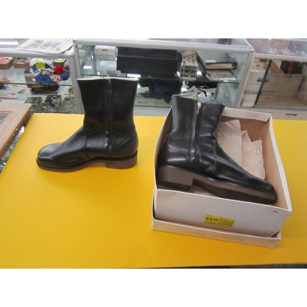 SZ 8.5 LEATHER LOOK BOOTS