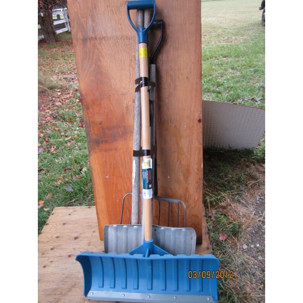 BUNDLE OF GARDEN TOOLS, SNOW SHOVEL, FORK, ETC.