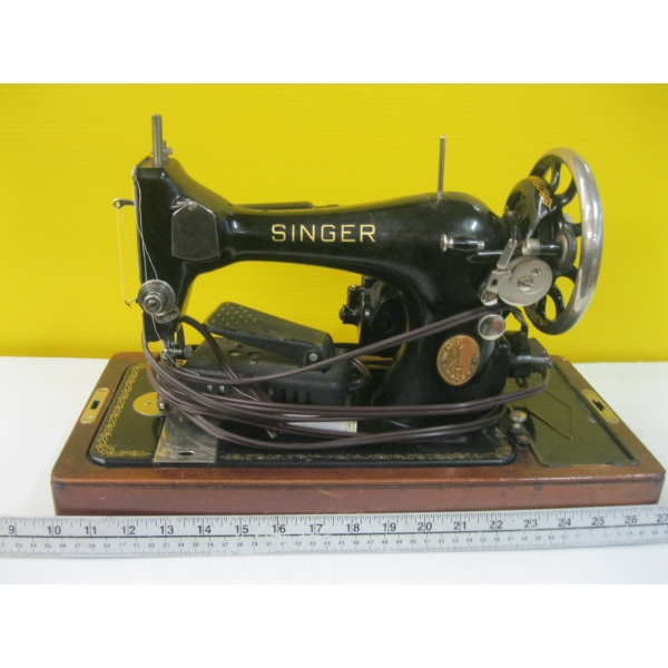 SINGER WOOD CASED SEWING MACHINE