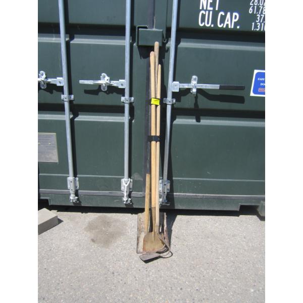 BUNDLE OF GARDEN TOOLS
