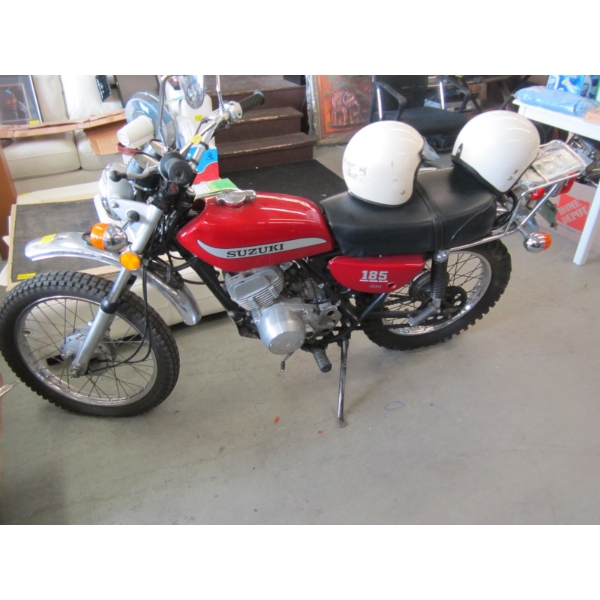 1975 SUZUKI TC185 MOTORCYCLE (COLLECTOR BIKE) W/2 VINTAGE HELMETS