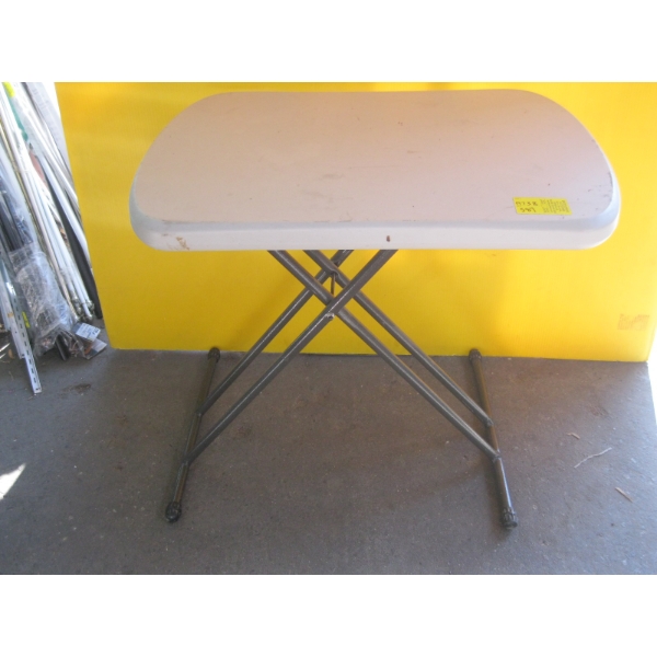 SM. FOLDING PLASTIC TABLE