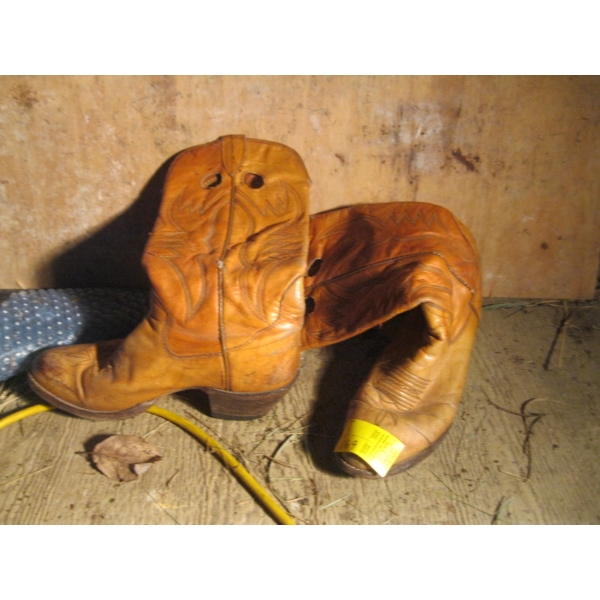 PAIR OF SZ 10 SANDERS COWBOY BOOTS