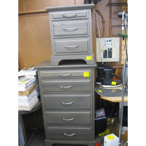 5 DRAWER CHEST OF DRAWERS & MATCHING 3 DRAWER NIGHTSTAND