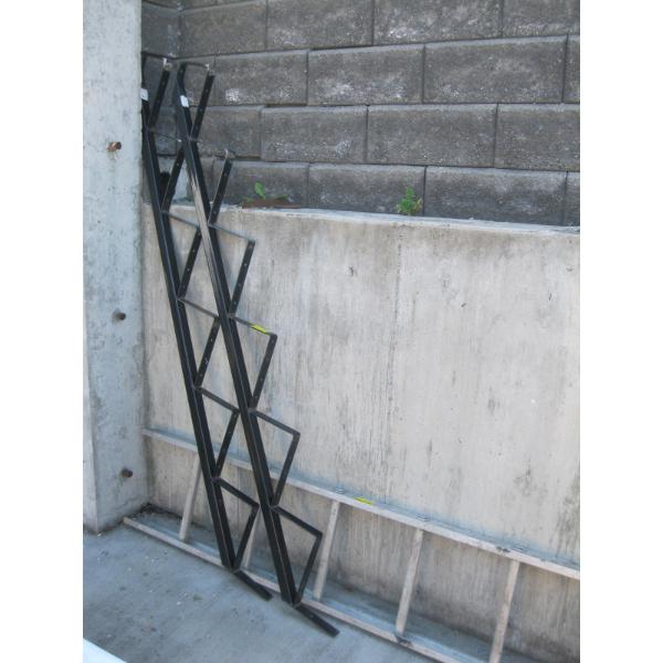 SET OF METAL STAIR PLATES FOR STAIRS & PART OF ALUMINUM LADDER