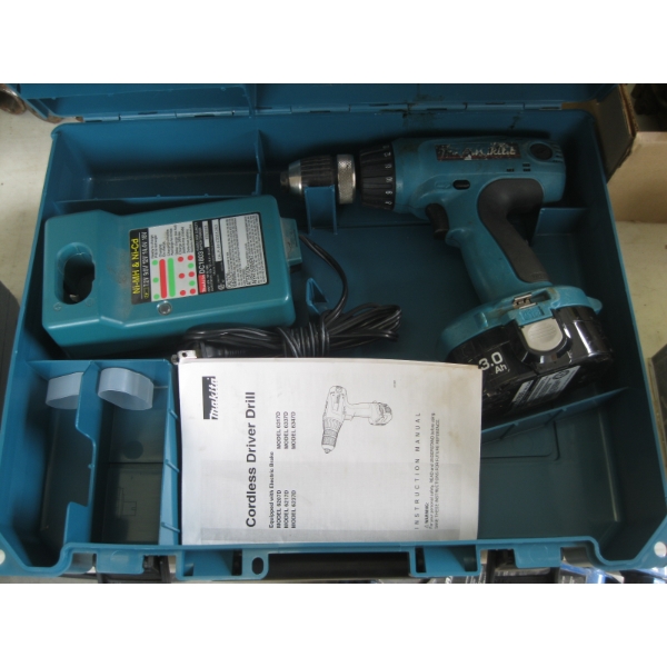 MAKITA 18V DRILL W/CHARGER IN CASE