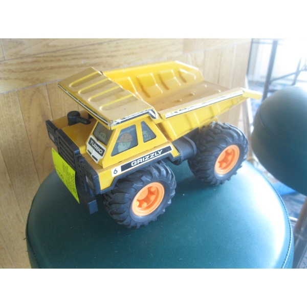 GRIZZLY DUMP TRUCK