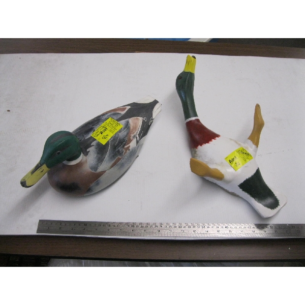 DECORATIVE WALL MOUNT DUCK FIGURINE & WORKING VICTOR DUCK DECOY
