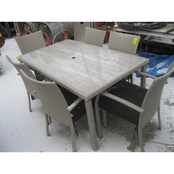 PATIO TABLE & 6 CHAIRS