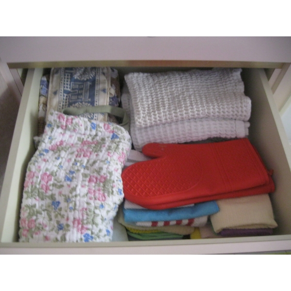 ASST. OVEN MITTS, CLOTHS, ETC.