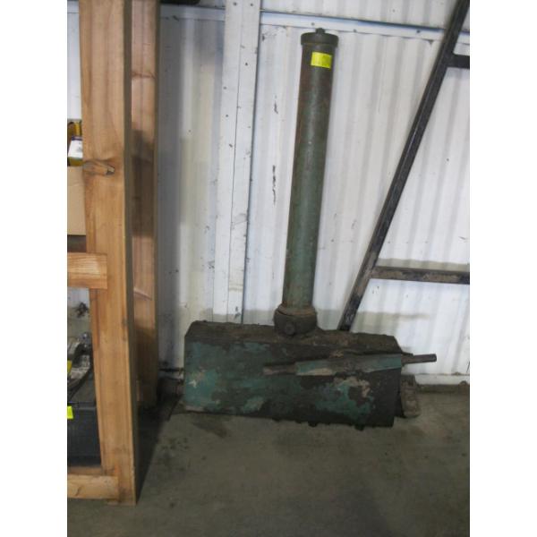 VINTAGE HYDRAULIC LIFT FOR TRUCK