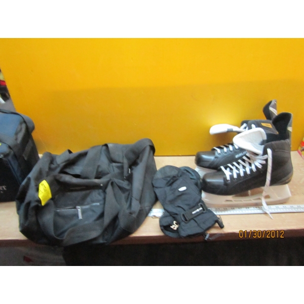 PAIR OF BAUER SZ 10 SKATES IN BAG