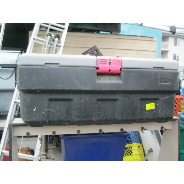 PLASTIC STORAGE BOX & ROLLING COATRACK
