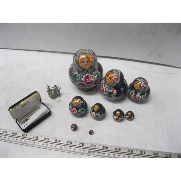 SM. FLAT OF NESTING DOLLS, TIE CLIP & FIGURINE