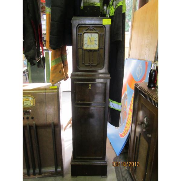DEFOREST CABINET RADIO CLOCK