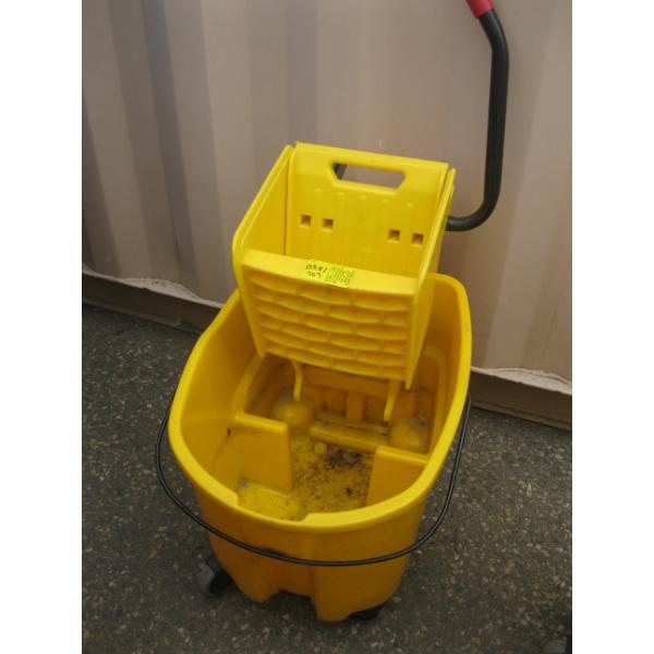 MOP BUCKET W/SQUEEGEE  