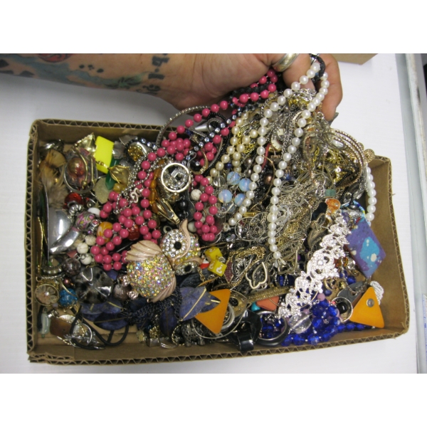 BAG OF COSTUME JEWELLERY