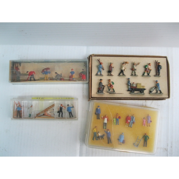 SM. TRAIN FIGURINES