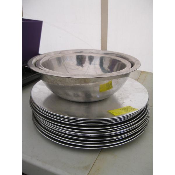 CHARGER PLATES & 3 STAINLESS STEEL BOWLS