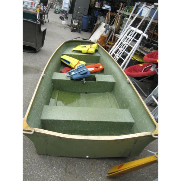FIBERGLASS SEARS 12' BOAT W/LIFEJACKETS & SEAT