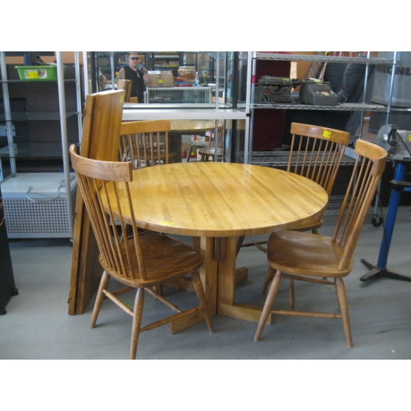 SOLID WOOD DINING TABLE W/4 WOODEN CHAIRS & 2 LEAVES