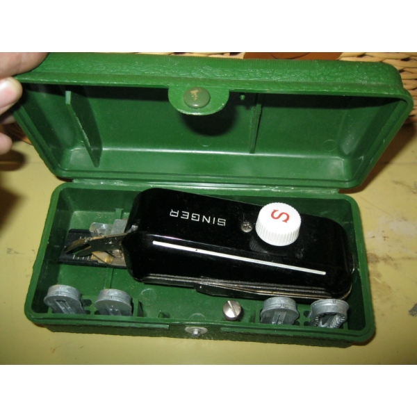 SINGER BUTTON HOLER
