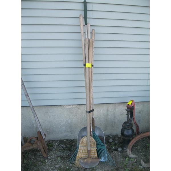 BUNDLE OF GARDEN TOOLS