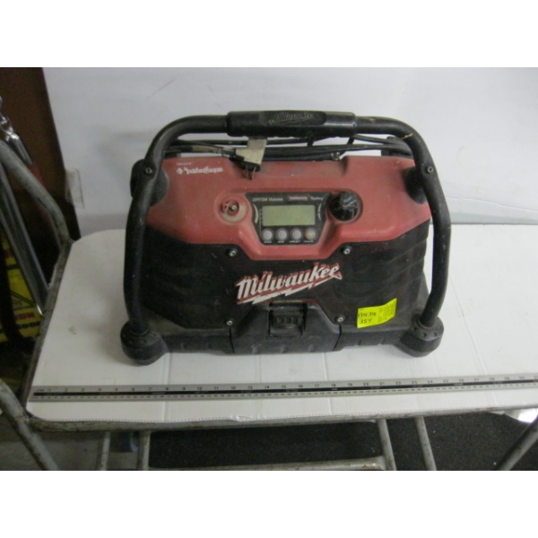 MILWAUKEE RADIO BATTERY CHARGING UNIT