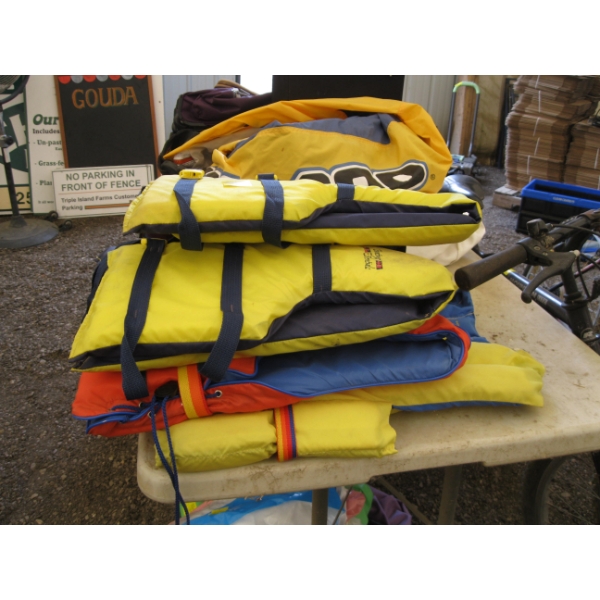 4 LIFEJACKETS