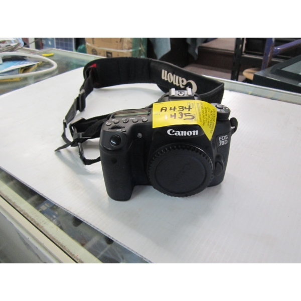 CANON EOS70D CAMERA W/BAG