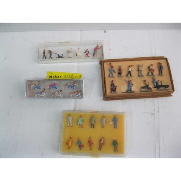 SM. FIGURINES