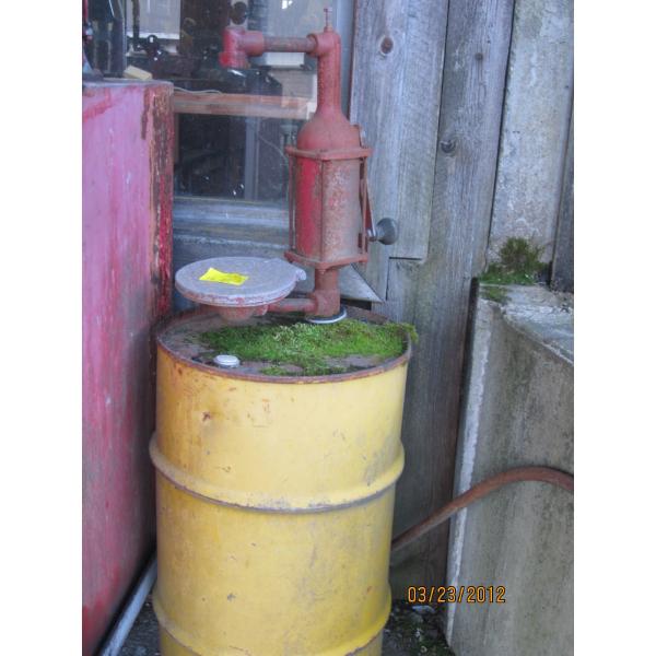 15 GALLON OIL DRUM W/PUMP