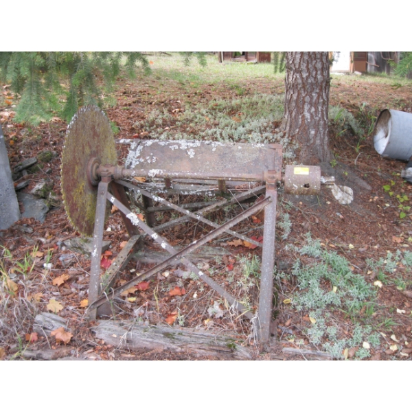 HEAVY DUTY SAW BLADE ON STAND W/DRIVE AXLE