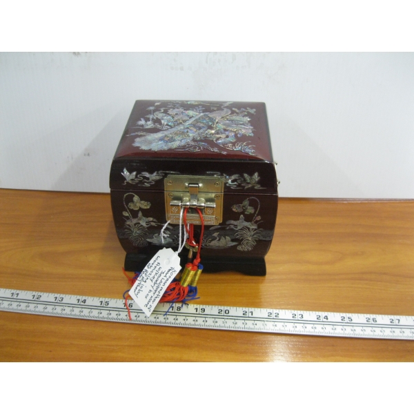 KOREAN MOTHER OF PEARL LACQUERWARE JEWELLERY BOX W/KEY