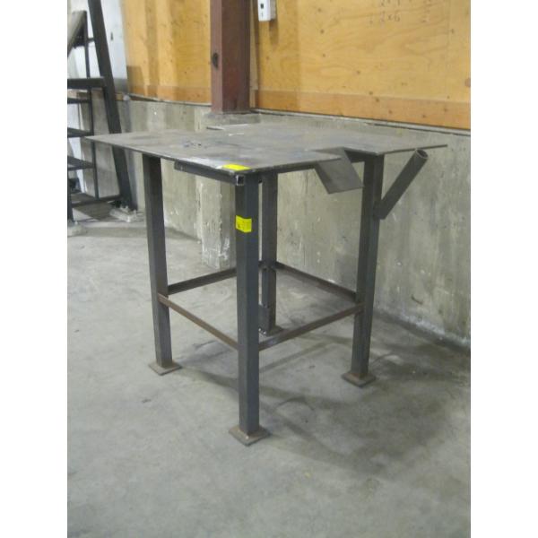 METAL TABLE - 3'X3'