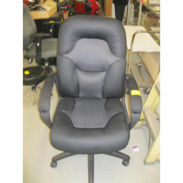 BLACK OFFICE CHAIR