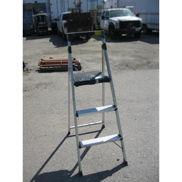 FOLDING PAINTER'S LADDER