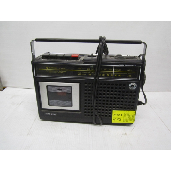 SANYO PORTABLE CASSETTE RADIO & BOX OF ASST. COOKBOOKS