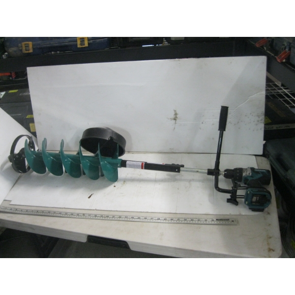 MAKITA DRILL W/ICE AUGER ATTACHMENT IN BAG