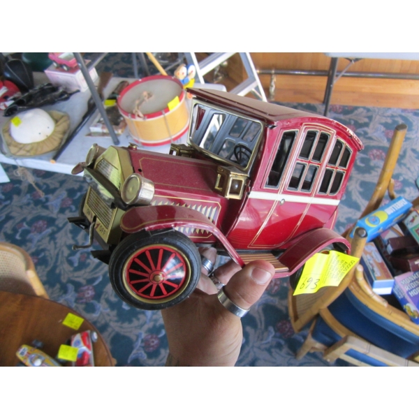 TIN BATTERY OPERATED CAR