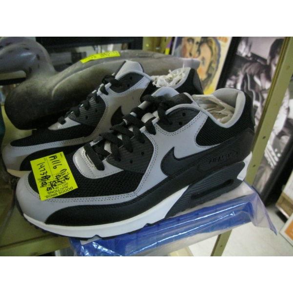 NEW PAIR OF SZ 10 NIKE RUNNERS