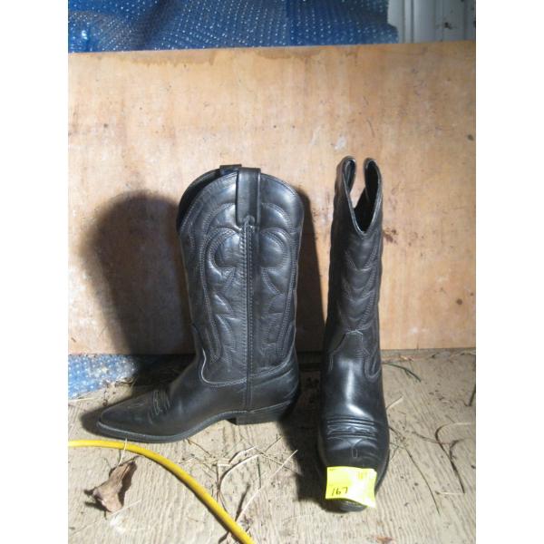 PAIR OF SZ 7.5 BLACK COWBOY BOOTS