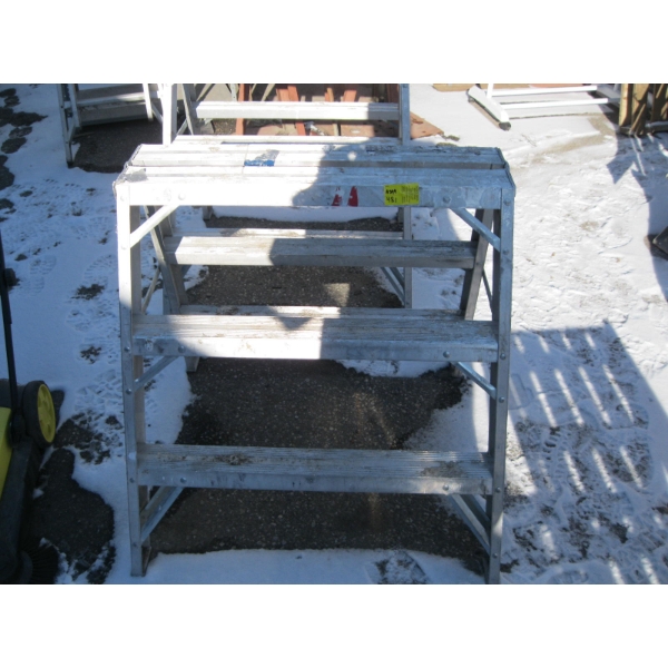 3 STEP ALUMINUM LADDER