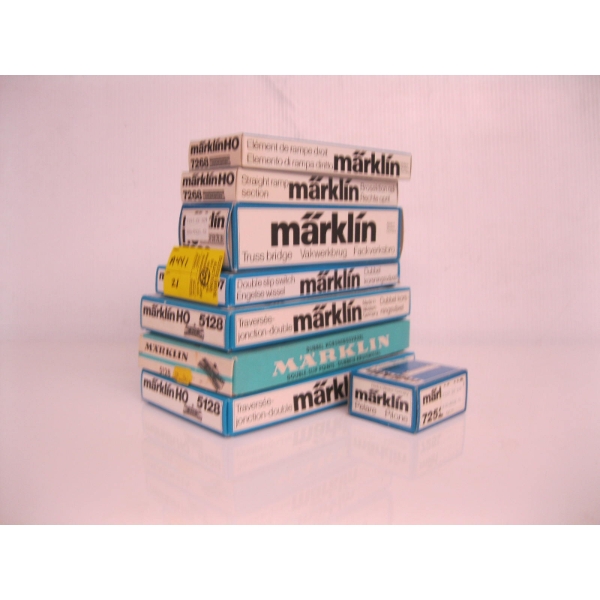 MARKLIN HO TRAIN PIECES: DOUBLE SWITCH, ETC.