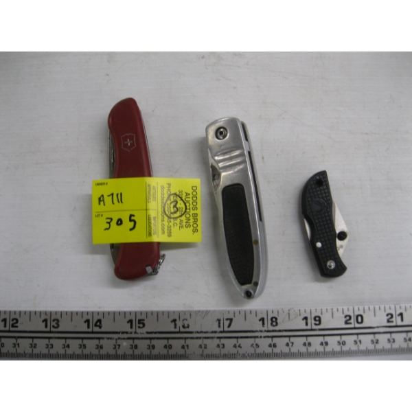 3 FOLDING KNIVES