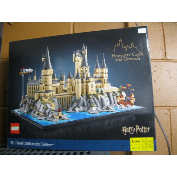 HOGWARTS CASTLE & GROUNDS LEGO SET