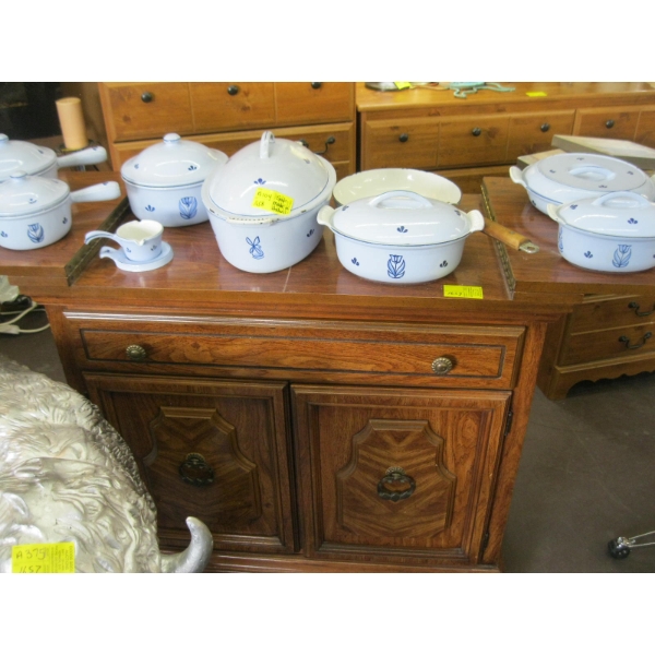 FOLD OUT SERVING SIDEBOARD