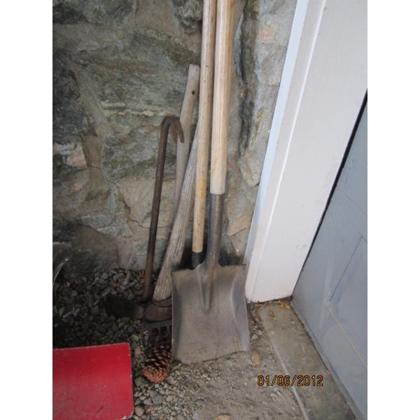 BUNDLE OF GARDEN TOOLS